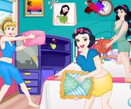 Уборка:Принцессы убирают комнату после боя подушками
