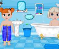 Эльза и Анна убирают ванную комнату